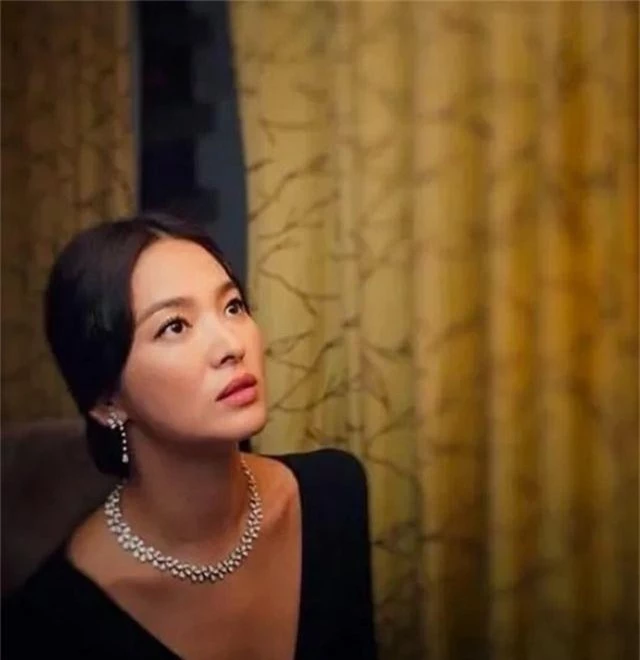 Song Hye Kyo lại khiến fan đồn đoán vì không đeo nhẫn cưới - 9