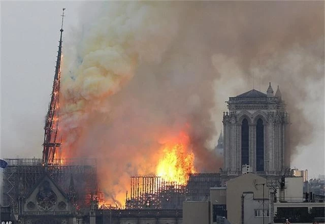 Tổng thống Pháp Emmanuel Macron: Chúng tôi sẽ xây dựng lại Nhà thờ Đức Bà Paris - Ảnh 2.