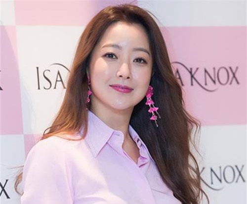 Gương mặt sưng phù của "biểu tượng nhan sắc xứ Hàn" Kim Hee Sun khiến fan hoang mang