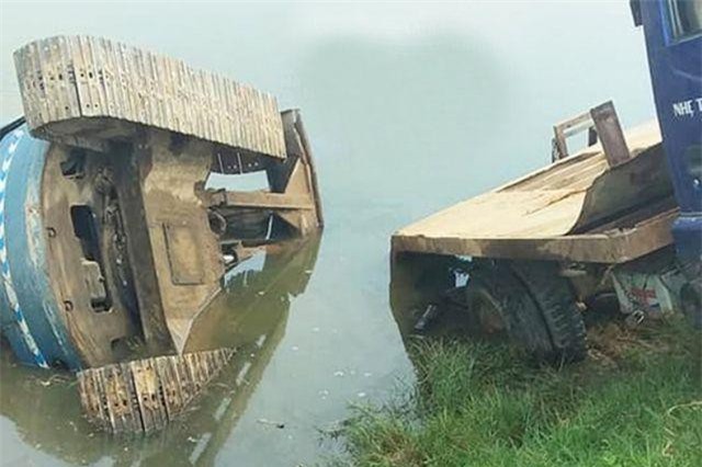 Vụ ô tô tuột dốc đè 3 người: Xe tải hết hạn đăng kiểm 2 năm