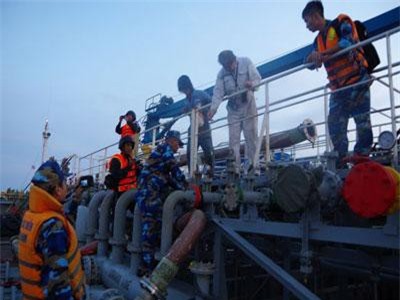 CLIP: Bắt vụ sang chiết xăng trái phép trên biển ở Quảng Ngãi