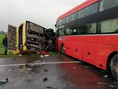 CLIP: Tai nạn liên hoàn giữa hàng loạt ôtô tải, xe khách và xe cứu thương