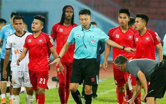 Treo còi trọng tài rút thẻ nhầm người ở Lạch Tray