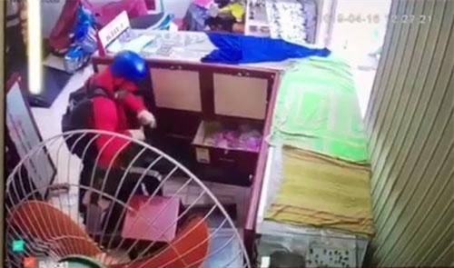 An Giang: Dùng điện chích, cướp tiệm vàng tài sản hơn 500 triệu đồng