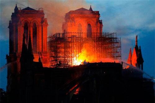 Pháp đẩy mạnh công tác điều tra và khắc phục vụ cháy nhà thờ
