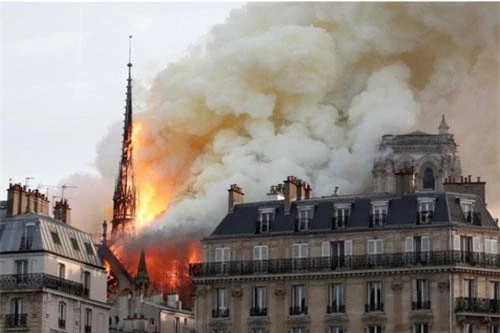 Hiện trường vụ hỏa hoạn tại Nhà thờ Đức Bà ở Paris, Pháp, ngày 15/4/2019. Ảnh: Reuters.