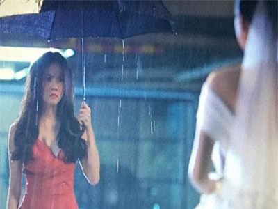 Nhờ bạn bê tráp cho đám hỏi của mình, bạn chưa giúp xong đã "bê" luôn cả chú rể lên giường