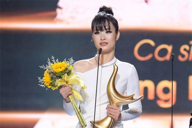 Đông Nhi bật khóc khi lần đầu nhận giải cống hiến