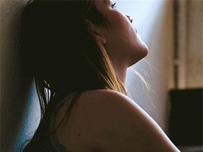 Ăn mặc nóng bỏng để đợi chồng về nào ngờ sau vài tiếng gõ cửa, xông vào phòng lại là một người khác