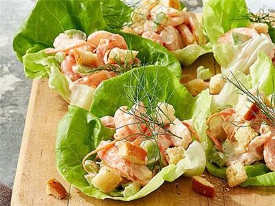 Cách làm xà lách cuộn tôm và bánh mì nướng