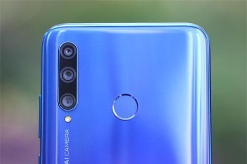 Smartphone 3 camera sau, RAM 6 GB, giá 5,52 triệu