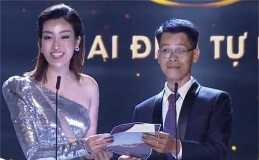 Clip: Hoa hậu Đỗ Mỹ Linh nhầm lẫn tai hại, dõng dạc gọi Hà Anh Tuấn là nữ ca sĩ trên sóng trực tiếp - Ảnh 1.