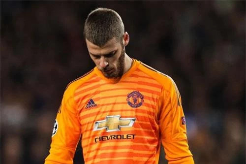 Sự thất vọng của De Gea sau khi để lọt lưới.