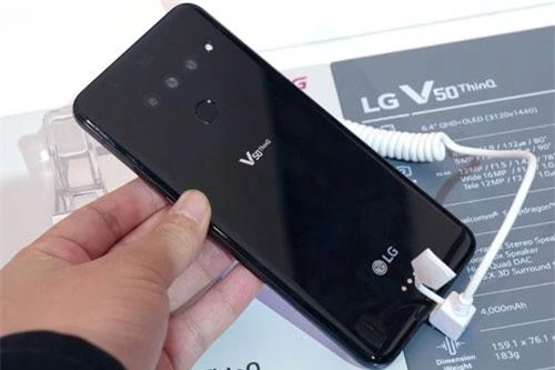 Viên pin dung lượng 4.000 mAh, tích hợp công nghệ sạc nhanh Quick Charge 3.0 với nguồn ra 18W, sạc nhanh không dây 10W.