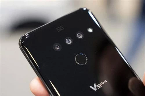 LG V50 ThinQ 5G sở hữu 3 camera sau. Trong đó, cảm biến chính 12 MP, khẩu độ f/1.5 cho khả năng lấy nét Dual Pixel PDAF, chống rung quang học (OIS). Cảm biến 16 MP, f/1.9 cho ống kính góc rộng 107 độ. Ống kính tele 12 MP, f/2.4 cho phép zoom quang học 2x. Bộ ba này được trang bị đèn flash LED, quay video 4K.