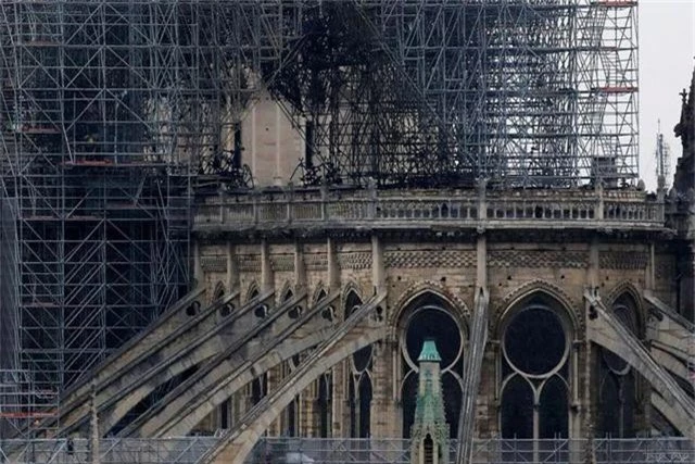 Nhà thờ Đức Bà Paris ngổn ngang, hư hại sau vụ hỏa hoạn kinh hoàng - 12
