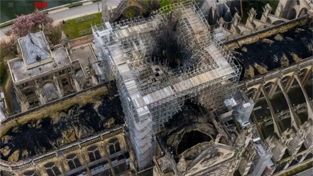 Nhà thờ Đức Bà Paris ngổn ngang, hư hại sau vụ hỏa hoạn kinh hoàng - 13