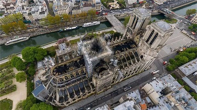 Nhà thờ Đức Bà Paris ngổn ngang, hư hại sau vụ hỏa hoạn kinh hoàng - 14