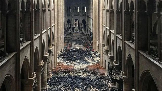 Nhà thờ Đức Bà Paris ngổn ngang, hư hại sau vụ hỏa hoạn kinh hoàng - 2