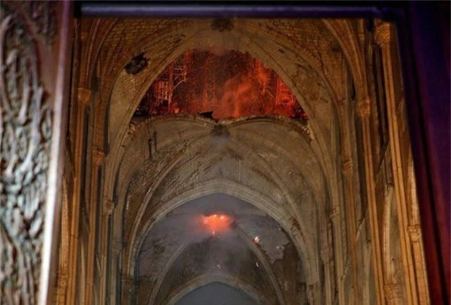 Nhà thờ Đức Bà Paris ngổn ngang, hư hại sau vụ hỏa hoạn kinh hoàng - 3