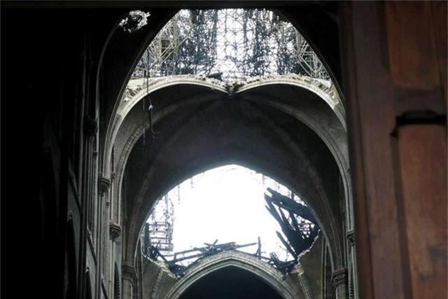 Nhà thờ Đức Bà Paris ngổn ngang, hư hại sau vụ hỏa hoạn kinh hoàng - 4