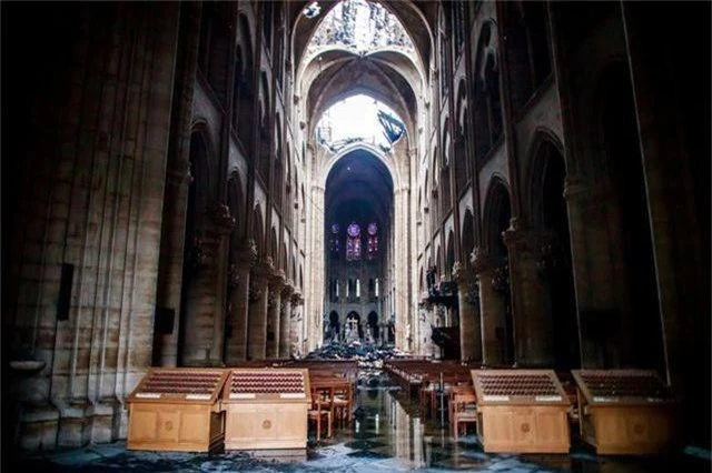 Nhà thờ Đức Bà Paris ngổn ngang, hư hại sau vụ hỏa hoạn kinh hoàng - 5