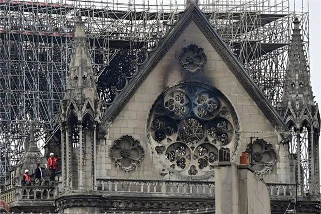 Nhà thờ Đức Bà Paris ngổn ngang, hư hại sau vụ hỏa hoạn kinh hoàng - 6