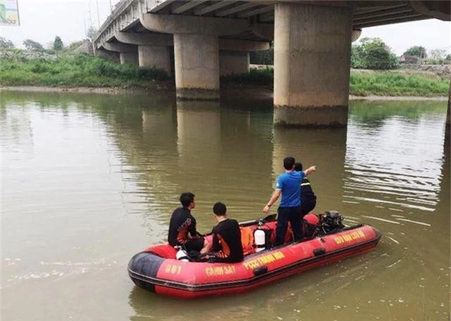 Tìm thấy thi thể người vợ nhảy cầu tự vẫn trước mặt chồng con - 1