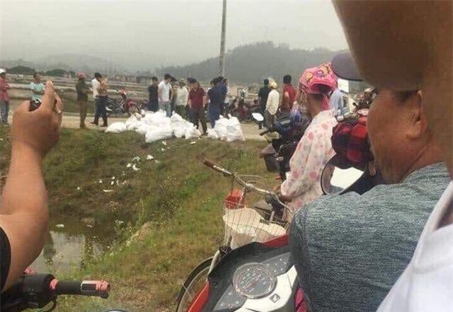 Nghệ An: Phát hiện nhiều bao tải chứa chất màu trắng nghi ma túy