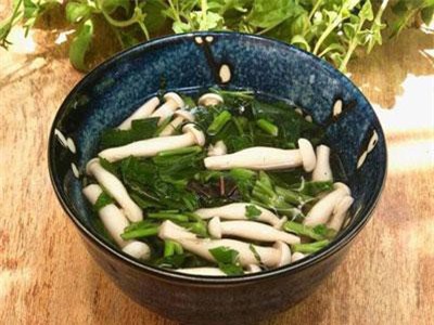 Cách làm món canh rau tập tàng nấu nấm linh chi trắng