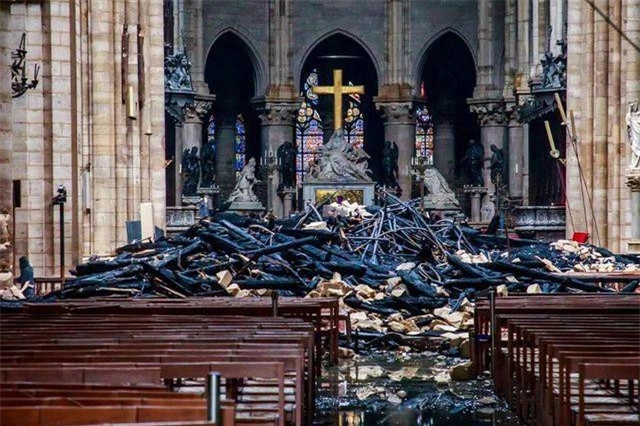 Khung cảnh ngổn ngang, đổ nát ở giáo đường bên trong Nhà thờ Đức Bà sau vụ cháy. (Ảnh: Reuters)