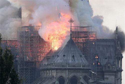 Nhà tiên tri Nostradamus đã dự báo được vụ cháy Nhà thờ Đức Bà Paris?