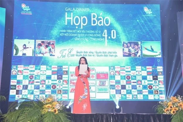 Bà Huỳnh Thị Thiên Hương – PCT Hành trình kết nối yêu thương phát biểu khai mạc