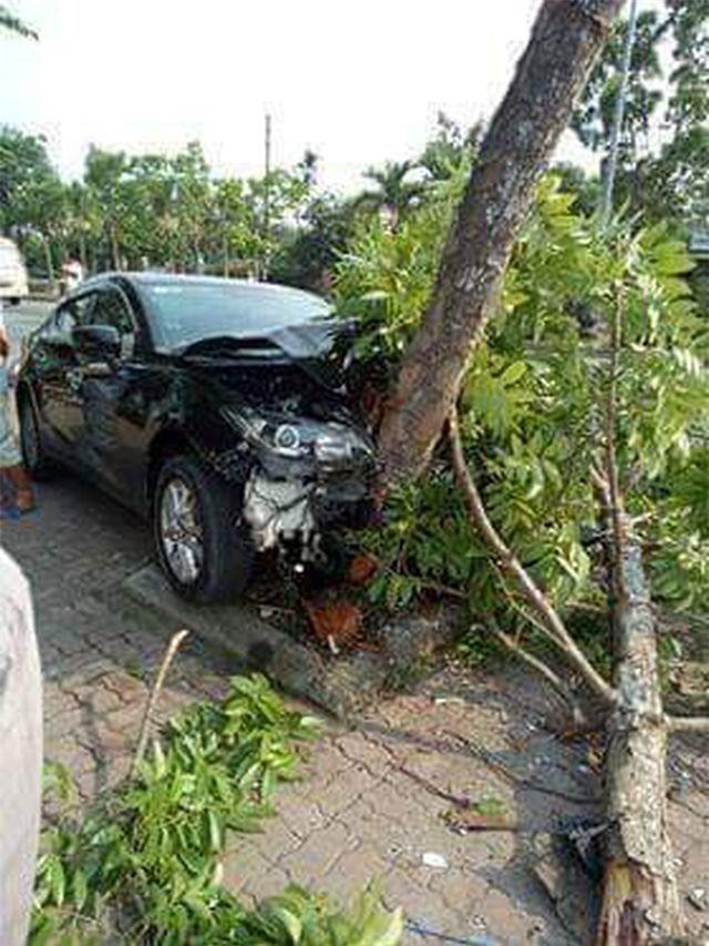 Thừa Thiên Huế: Dừng mua nước mía, 3 phụ nữ bị ô tô tông nhập viện