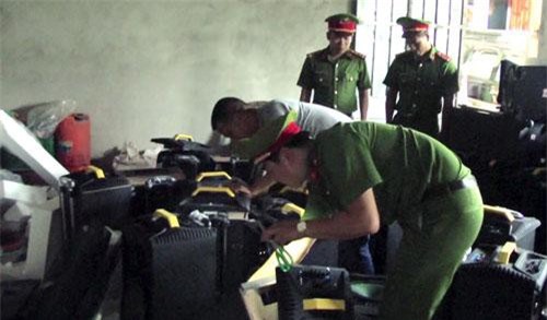 Nghệ An: Khám xét nhà nghi can cầm đầu đường dây vận chuyển 1 tấn ma túy đá