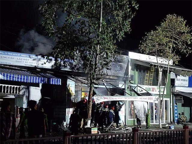 Thừa Thiên Huế: Đôi vợ chồng cùng con gái tử vong trong ngôi nhà cháy