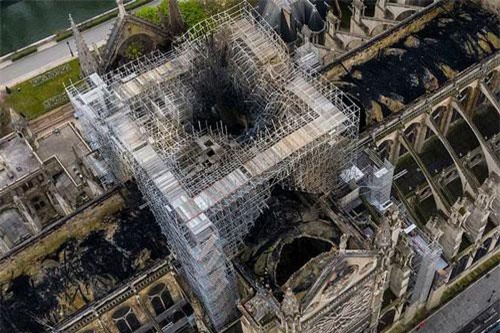 CLIP: Nhà thờ Đức Bà Paris trơ trụi nhìn từ trên không