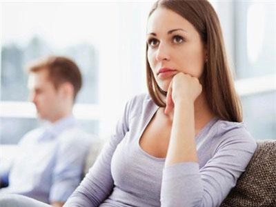 Trước khi đăng ký kết hôn, mẹ người yêu đưa tôi tập giấy bảo ký vào, nhưng đọc xong điều khoản thì tôi thấy tương lai như sụp đổ