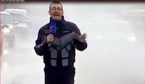 CLIP: MC thời tiết và cách lựa chọn vị trí “sai một li, đi một dặm”