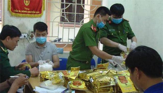 Nghệ An: Các bao tải ven đường chứa gần 1 tấn ma túy đá, công an bắt giữ 3 đối tượng