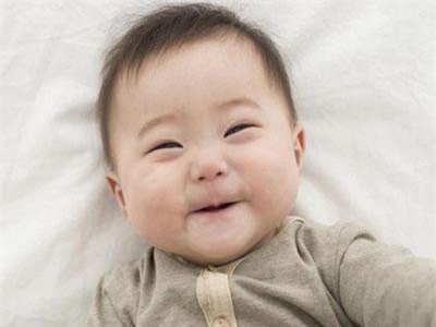 Trẻ bật cười trong 3 trường hợp này chứng tỏ chỉ số IQ cao hơn người và lý do bố mẹ cần làm con cười nhiều hơn