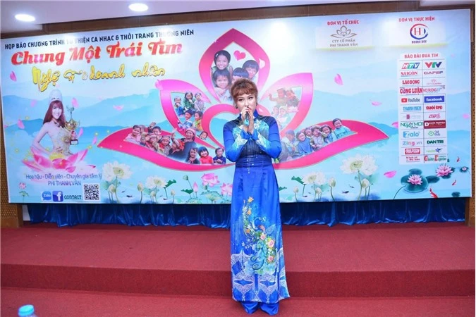 Hoa hậu - Diễn viên Phi Thanh Vân phát biểu tại buổi họp báo 