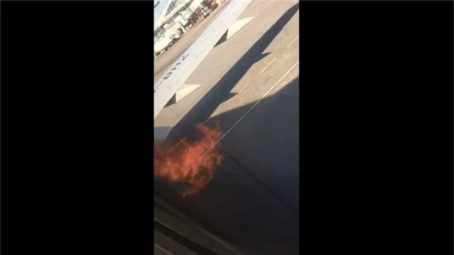 Động cơ Boeing 737 bốc cháy ngùn ngụt trước khi cất cánh - 1