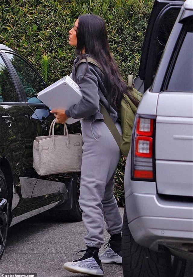 Kim Kardashian đeo ba lô đi học - 1