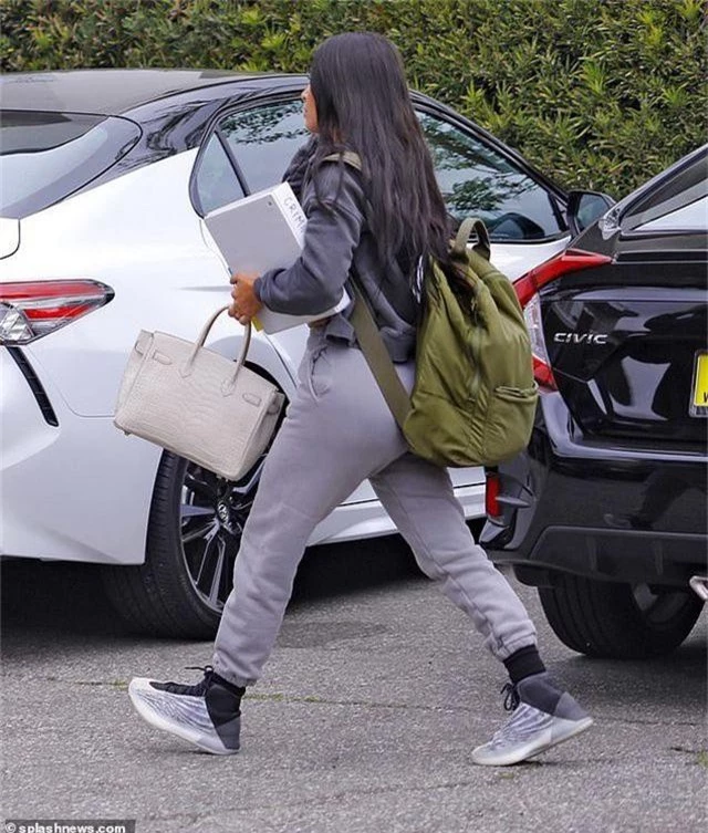 Kim Kardashian đeo ba lô đi học - 2