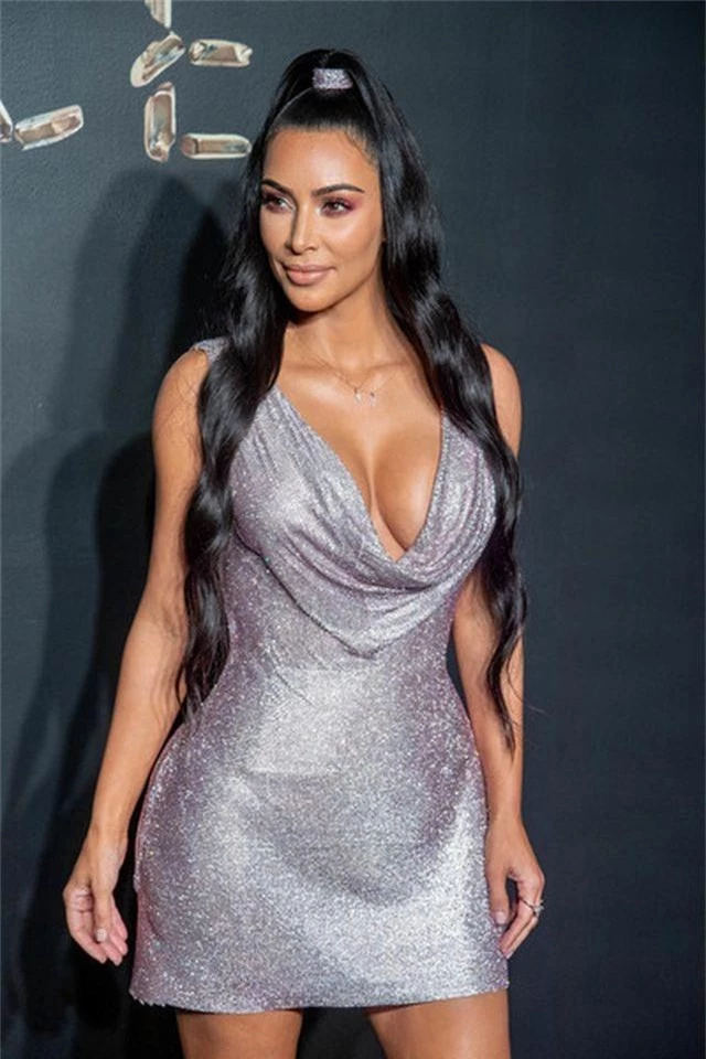 Kim Kardashian đeo ba lô đi học - 5