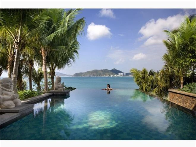 Top bể bơi vô cực đẹp nhất châu Á: Một khách sạn ở Cam Ranh được vinh danh, không thua kém đại diện từ Bali hay Maldives - Ảnh 1.