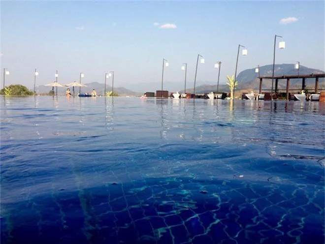 Top bể bơi vô cực đẹp nhất châu Á: Một khách sạn ở Cam Ranh được vinh danh, không thua kém đại diện từ Bali hay Maldives - Ảnh 4.