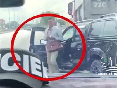 Clip: Khoảnh khắc tài xế xe bán tải bỏ chạy sau khi dùng rìu chém người, tông 2 CSGT