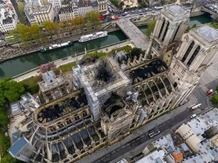 Hình ảnh Nhà thờ Đức Bà Paris trơ trụi qua flycam